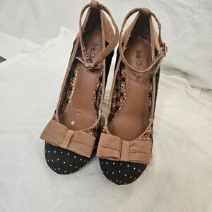 Chic Bow Accent Heels - Black and Tan